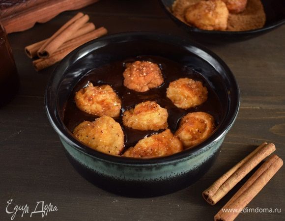 Подавать пончики с соусом. Приятного аппетита!