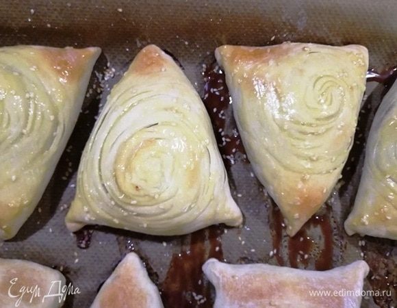 Выпекаем самсу в духовке при 190°C 15–20 минут вот до такого легкого зарумянивания. Достаем, смазываем поверхность взбитым яйцом и вот теперь посыпаем кунжутом (по желанию). Ставим обратно в духовку на 10 минут до полного зарумянивания.