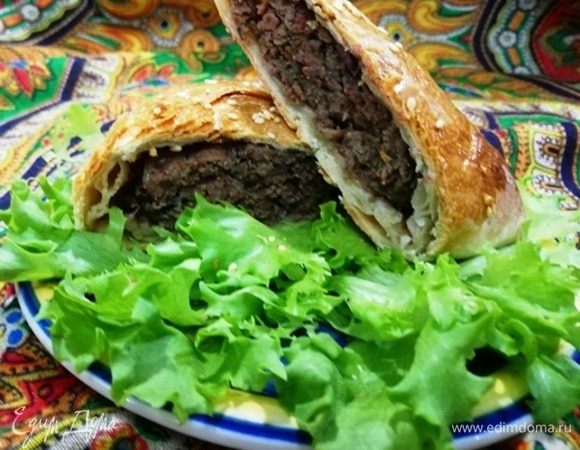 И в разрезе. Если подавать самсу сразу на стол — тесто будет очень хрустящим и ломким, как на фото. Если накрыть полотенцем и подождать минут 30, то тесто пропитается соком от мяса, обмякнет и станет немного тягучим. Вкусно и так и так.