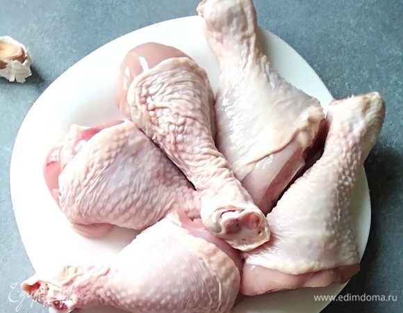 Курочку хорошо вымыть и натереть солью.