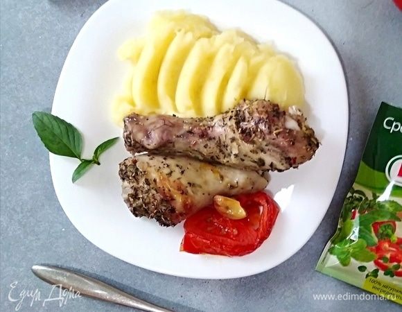 Подавать с любимым гарниром и свежим базиликом. У меня с курочкой обычно картофельным пюре.