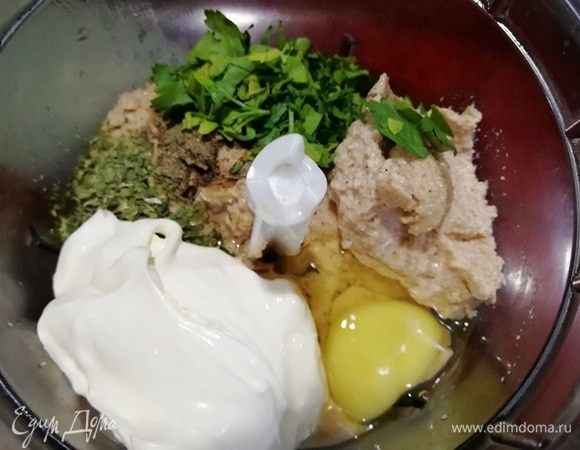 Выкладываем в чашу блендера все ингредиенты для начинки (кроме моцареллы) и перемешиваем до однородности.