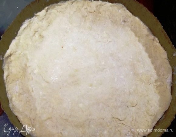 Тесто распределяем по форме для выпечки.