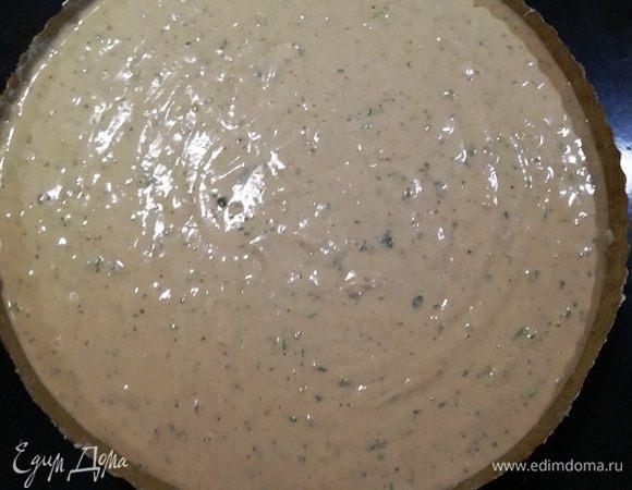 Сверху выливаем начинку.