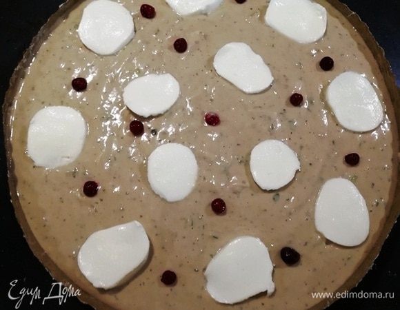 Выкладываем кружочки моцареллы. Для яркости я добавила несколько ягод брусники.