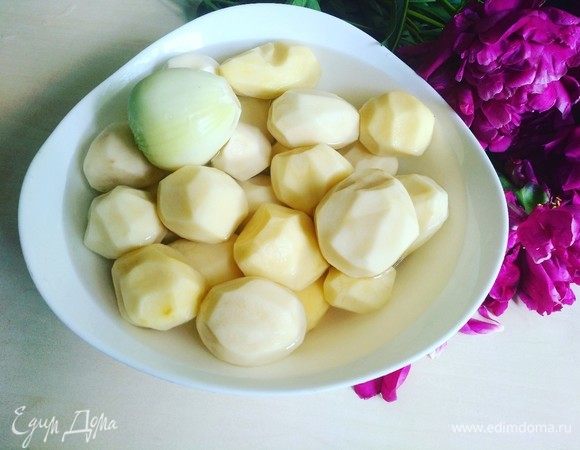 Картофель и лук необходимо очистить.