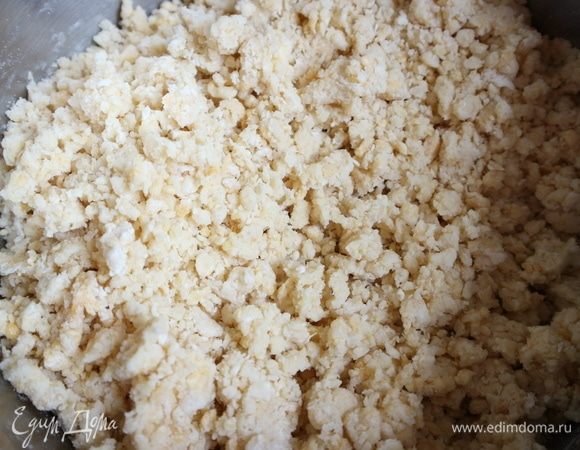 Масло порубить с мукой до крошки (желательно порубить его на охлажденной поверхности, например на мраморной доске). Переложить в кастрюлю, добавить яйцо и желток, перемешать (недолго, в пульсирующем режиме).