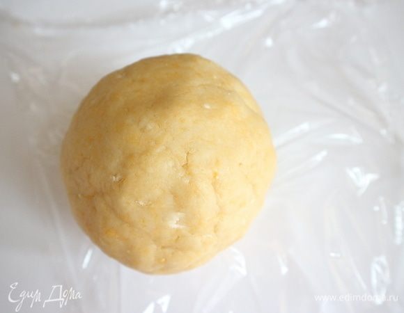 Придать тесту форму шара. Завернуть в пленку, убрать в холодильник на 40–50 минут.