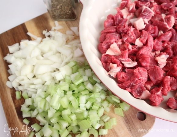 Нарезать небольшими кубиками стебель сельдерея и лук. Мясо нарезать небольшими кусочками.