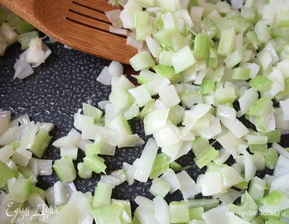 Разогреть сковороду со сливочным маслом, немного обжарить лук и сельдерей.