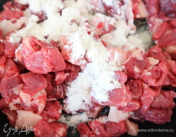 Обжарить мясо с добавлением муки на оливковом масле на отдельной разогретой сковороде, добавить соль, специи, соус, перемешать.