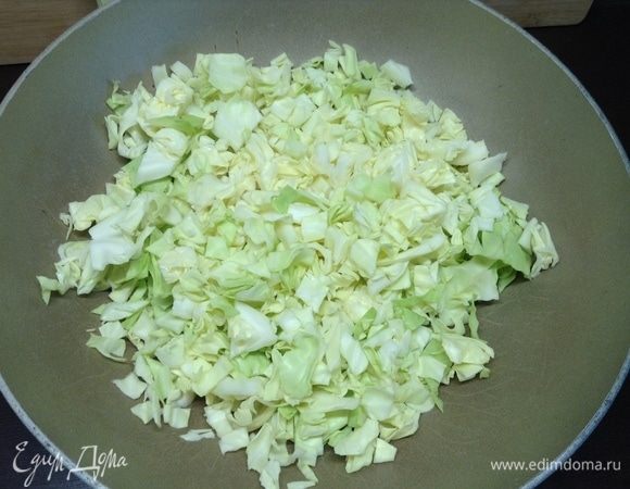 Нашинковали капусту и в сотейник (у меня, на самом деле, в его роли — сковорода с высокими бортами, полусферой внутри и с узким дном).