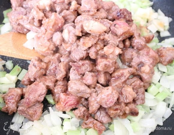 Добавить мясо к овощам, накрыть крышкой, тушить 1 час с добавлением горячего бульона.