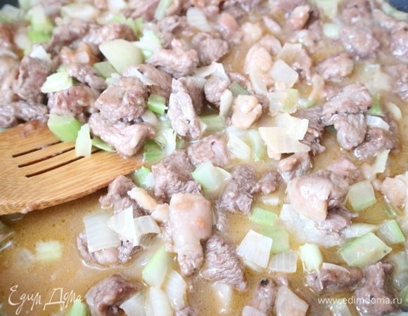 Бульон добавлять постепенно, в несколько приемов.