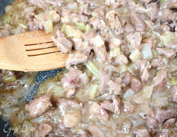 Начинка готова, соус загустел, мясо стало мягкое и нежное.