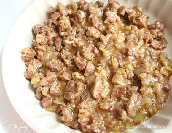 Переложить начинку в миску. Дать мясу с овощами остыть, убрать в холодильник до использования.