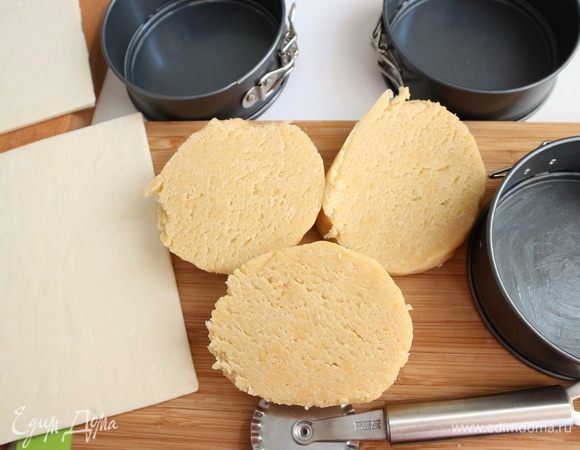 Достать из холодильника песочное тесто, разделить на 3 части.