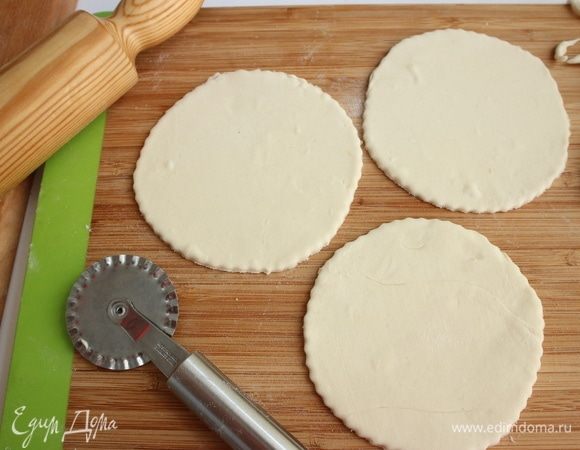 С помощью колесика для пиццы вырезать из слоеного теста 3 кружочка по размеру поверхности формочек. Предварительно тесто нужно немного раскатать.