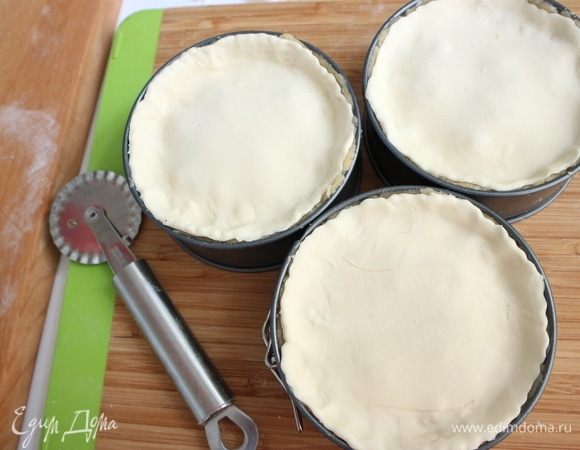 Закрыть крышечками из слоеного теста. Скрепить бортики теста.