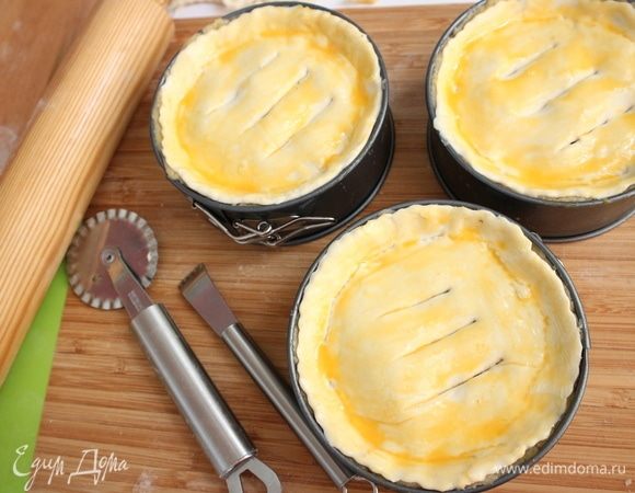 Смазать поверхность желтком с молоком, сделать несколько надрезов.