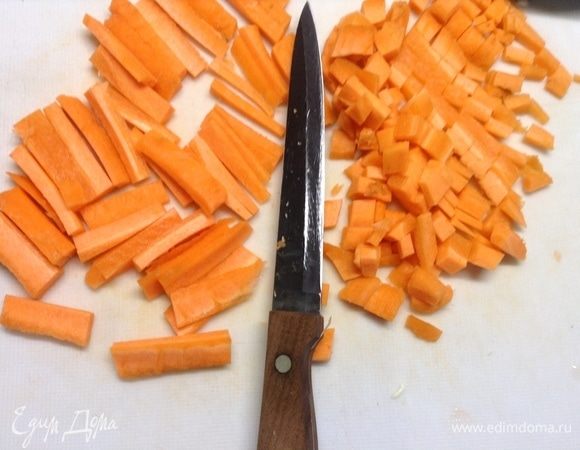 Одну морковку — пластинками а-ля в плов, другую — кубиками. Все равно, конечно, так, для нарядности.