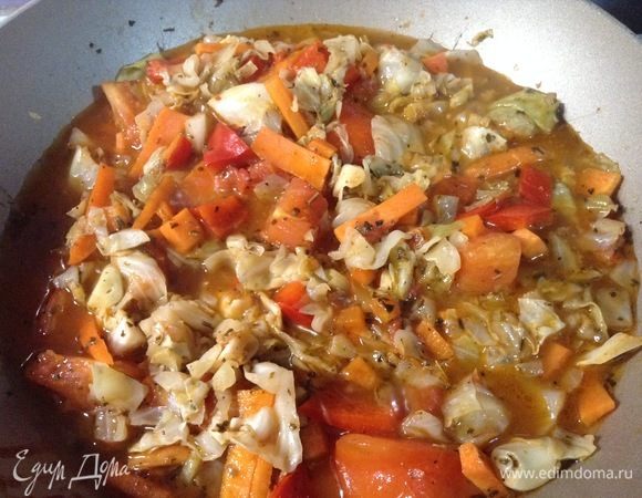 Как соки пустило, на малый огонь, и пусть тушится минут 30, иногда помешиваем (если у сковороды дно малого диаметра, чтобы не пригорало). К концу можно и масла растительного добавить, дабы припустить в нем все, что стушилось.