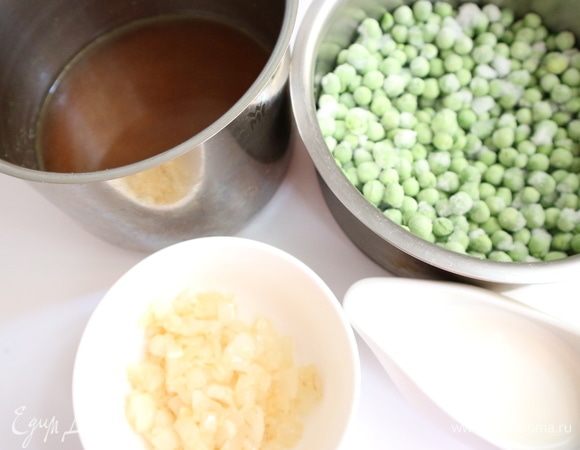 Подготовить все необходимое для горохового супа. Лук почистить, нарезать на кусочки, чеснок почистить. Обжарить на оливковом масле лук, добавить чеснок, пропущенный через пресс, через минуту выключить огонь.