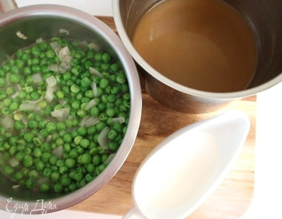 Свежезамороженный горошек смешать с бульоном, поставить на огонь, добавить лук и чеснок, щепотку сухой мяты, соль. Варить суп минут 15.