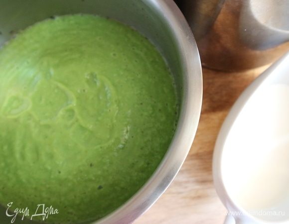 Измельчить до однородной консистенции с помощью блендера. Добавить сливки, перемешать.
