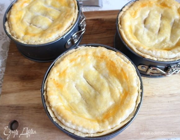 Поставить в духовку на 35–40 минут, пока тесто не подрумянится. В последние 10–15 минут температуру увеличить до 210°C. Вынуть из духовки, дать немного остыть.