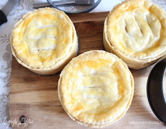 Провести ножом по бортику формочки с внутренней стороны, снять боковую часть. Дать еще немного постоять, чтобы было удобно снять донышко формы. Я снимала донышко формочки, перевернув пирог на дощечку.