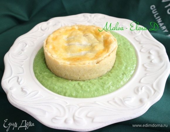 Налить в тарелки гороховый суп, сверху поместить пирог «Поплавок».