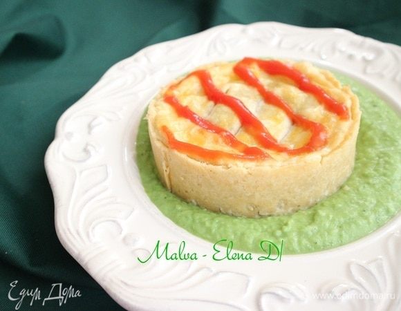 Верх пирога украсить полосками или зигзагами из томатного соуса.