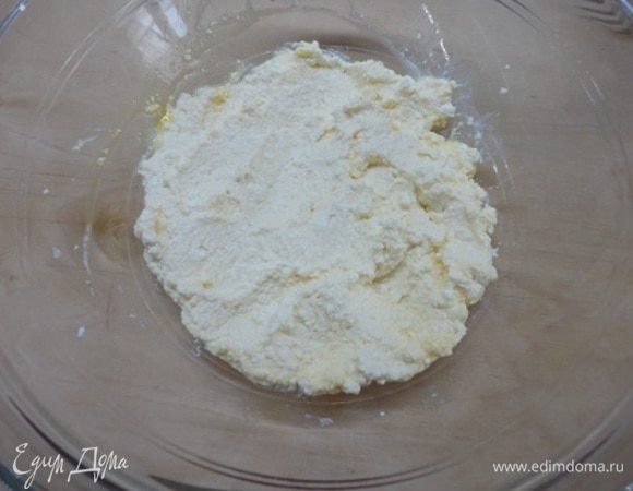 Творог протрите или пробейте блендером и смешайте с двумя желтками.