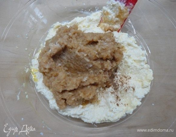 Яблоки очистите от кожицы и семян (200 г чистого веса) и измельчите до состояния пюре. Смешайте с крахмалом и добавьте к творогу. Добавьте щепотку корицы и перемешайте.