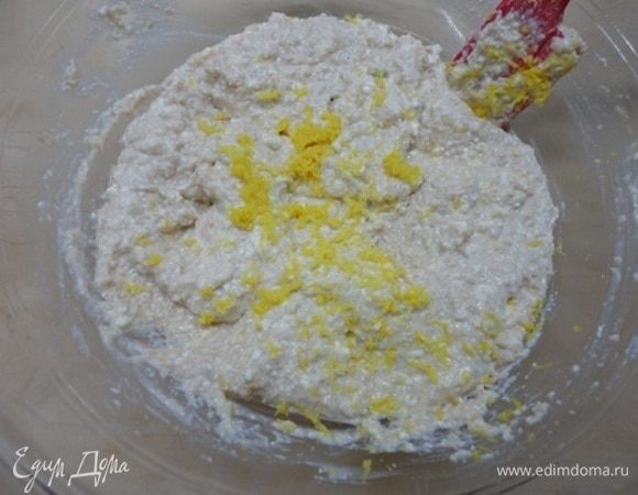 Добавьте цедру половины лимона.