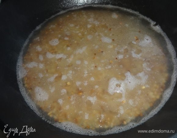 В сковороду налить растительное масло, разогреть. Всыпать булгур ТМ «Националь». Периодически помешивая, обжарить на медленном огне 5 минут. Влить воду, накрыть сковороду крышкой и варить булгур 10 минут.