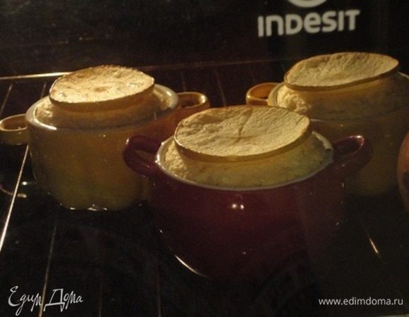 Закончилось время выпечки. Суфле, как вы видите, прекрасно поднялось. Я оставила его в духовке еще на 5 минут. Но и это не спасает суфле от оседания. На вкусе это не сказывается.