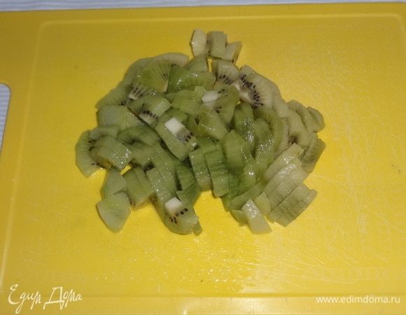 Киви очистить от кожицы и нарезать небольшими тонкими ломтиками.
