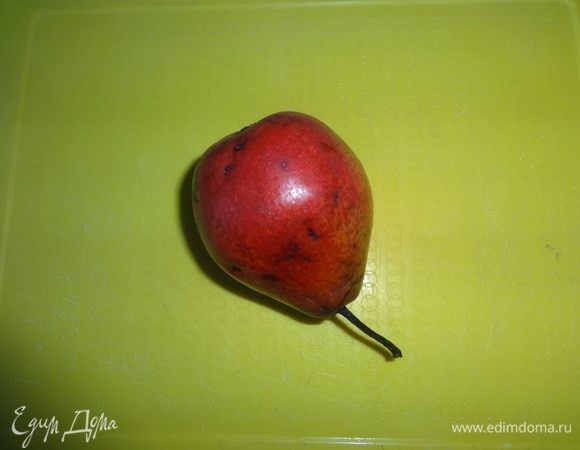 Решила добавить в салат грушу.