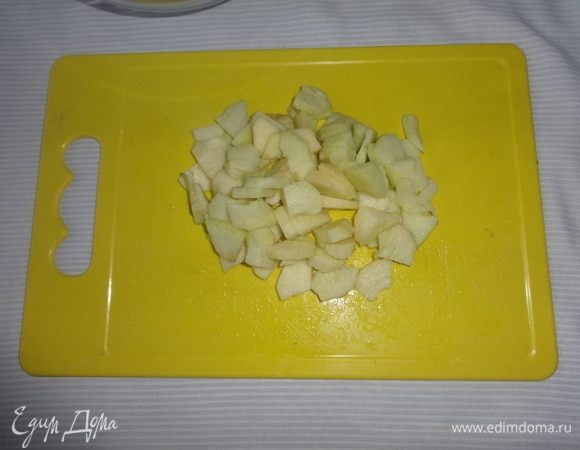 Яблоко очистить от кожуры и семян, нарезать небольшими ломтиками.