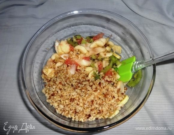 Соединить в миске все нарезанные фрукты и остывший булгур.