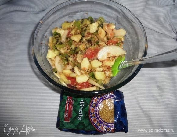 Перемешать салат.