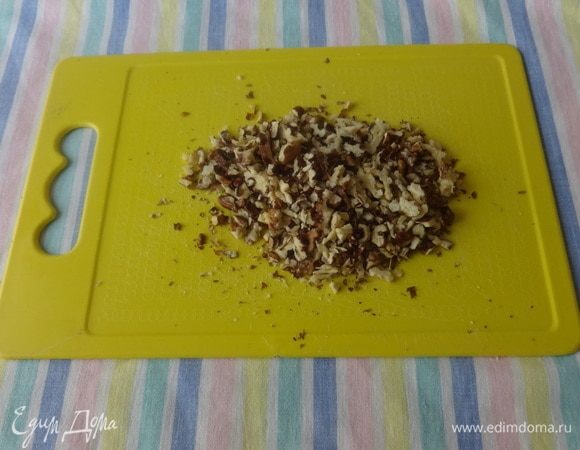 Грецкие орехи освободить от скорлупы, нарубить ножом на мелкие кусочки.