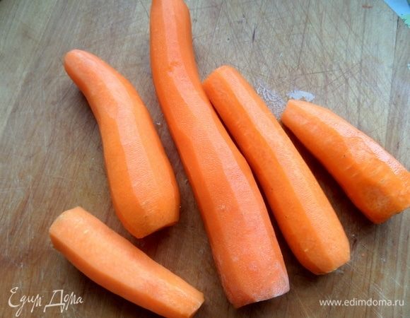 Морковь очистить.