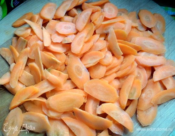 Натереть тонкими слайсами.