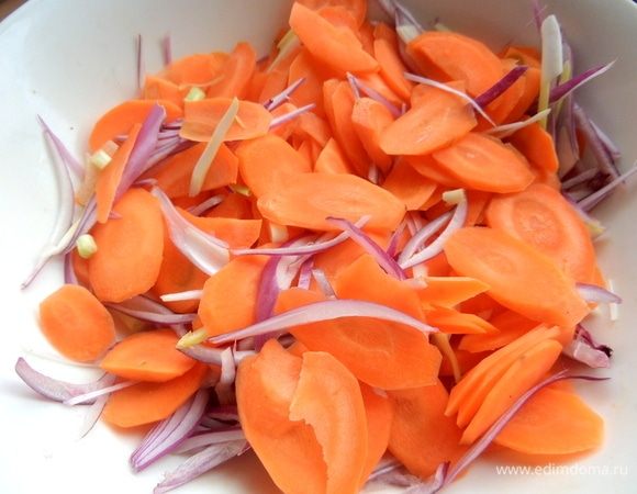 Смешать лук и морковь.