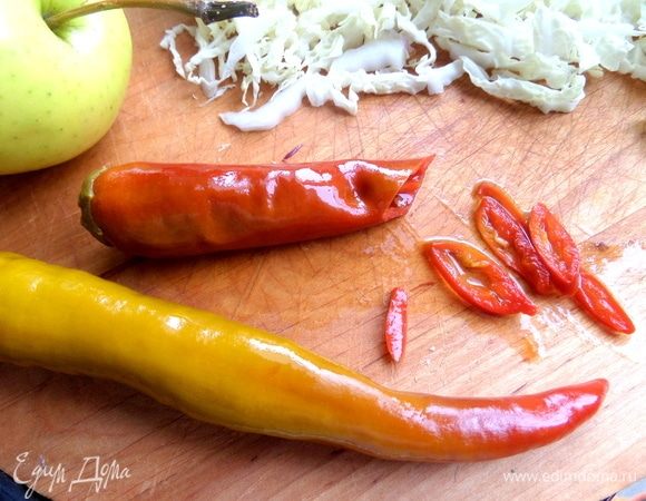 Немного нарезать стручкового перца.