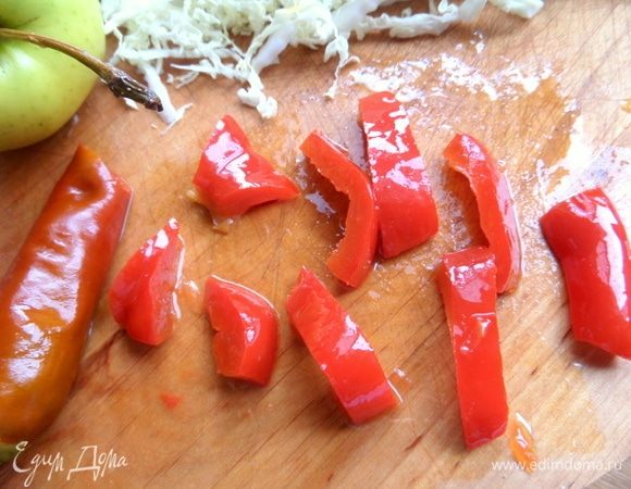 Еще у меня был болгарский маринованный перец, половинку тоже добавила.