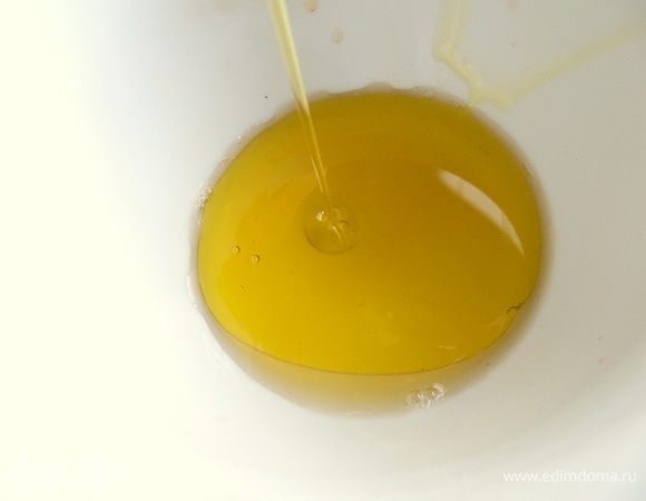 Для заправки смешать сок лимона и масло.